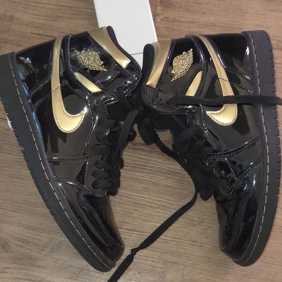 Nike Black Athletic Shoes - Picture 3 of 12